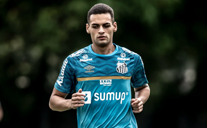 Valorizado, jovem zagueiro Kaiky renova contrato com o Santos