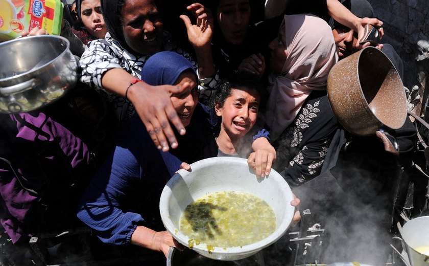 Israel abre fogo contra milhares de palestinos famintos em Gaza