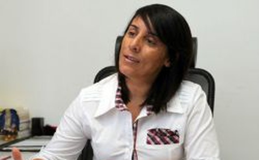 Promotora Salete Adorno recebe Comenda Graciliano Ramos nesta terça
