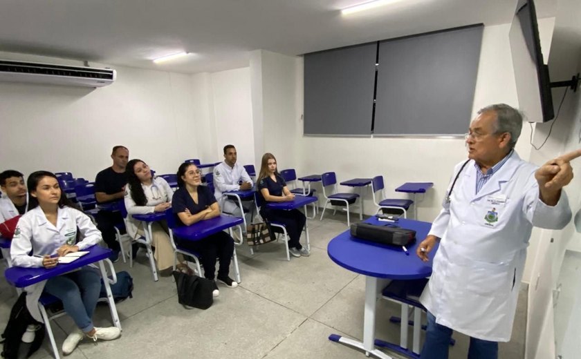 Uncisal concede título de Doutor Honoris Causa ao médico José Maria Constant