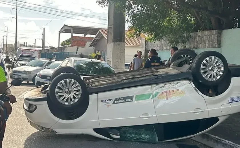 Táxi capota após colisão em Maceió e deixa três feridos