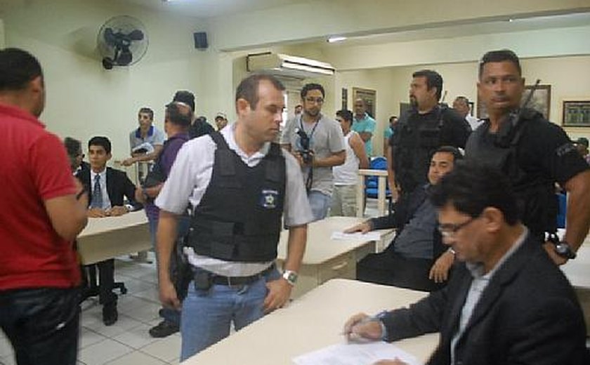 Oito vereadores de Joaquim Gomes são presos; veja vídeo da propina
