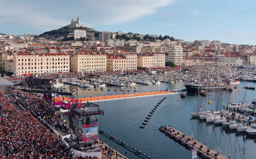 Tocha olímpica chega a Marselha de navio em clima de festa e sob forte esquema de segurança