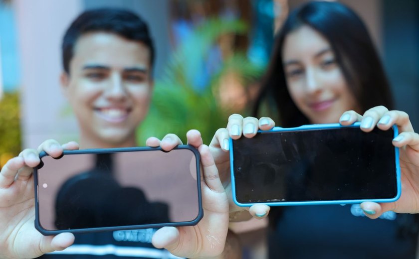 Proibição de celular na escola é bem-vinda, mas não é suficiente