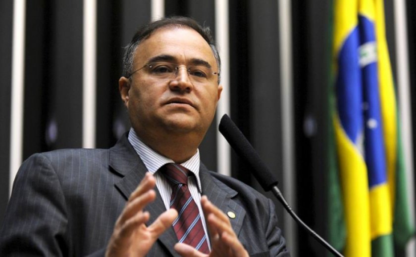 João Caldas lamenta falecimento de Carlos Gilberto Farias em discurso na Câmara dos Deputados