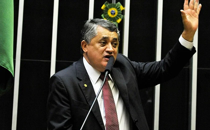 Governo vai tomar todas as medidas para enfrentar crise diplomática com EUA, diz José Guimarães