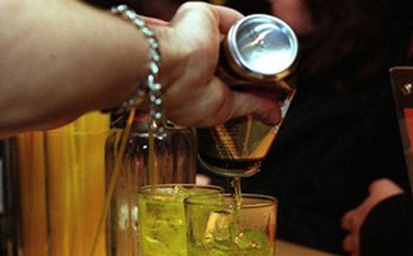 Cardiologistas alertam para perigo da mistura de álcool com energético