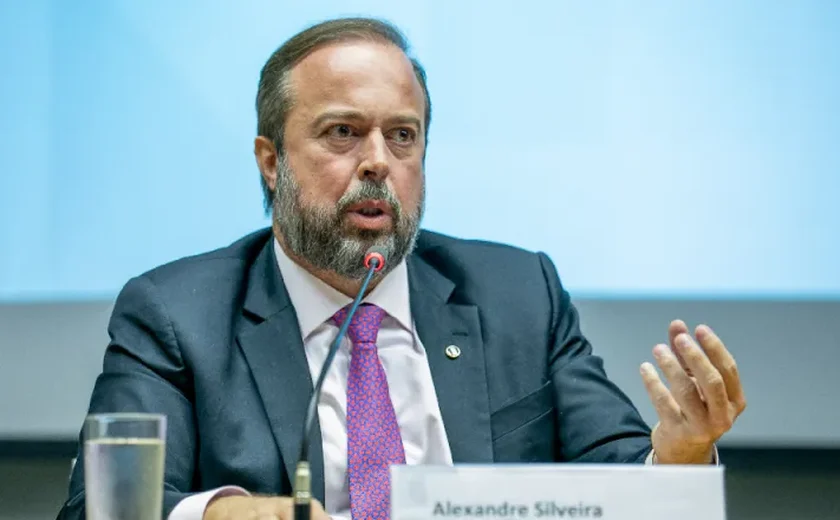 Ministro de Minas e Energia diz que bandeira vermelha nas contas de luz pode ser revista