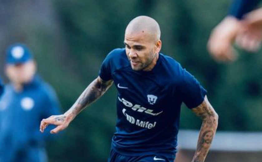 Mulher que acusa Daniel Alves de estupro volta atrás e decide pedir indenização