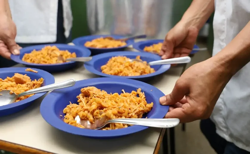 Alimentos afetados por tarifaço de Trump poderão ir para merenda escolar no Brasil
