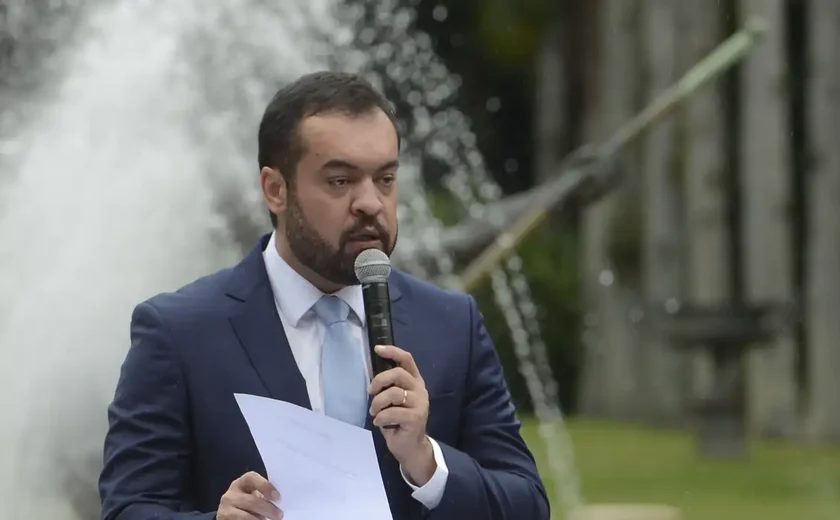 Castro comemora decisão do TRE-RJ; Freixo o lembra sobre denúncia no STJ