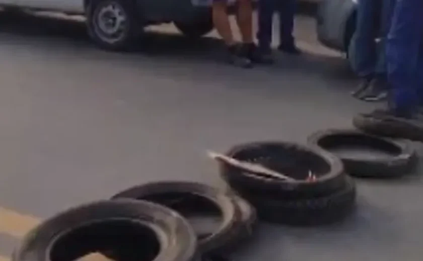 Trabalhadores dos Correios protestam por salários atrasados e bloqueiam via no Distrito Industrial de Maceió