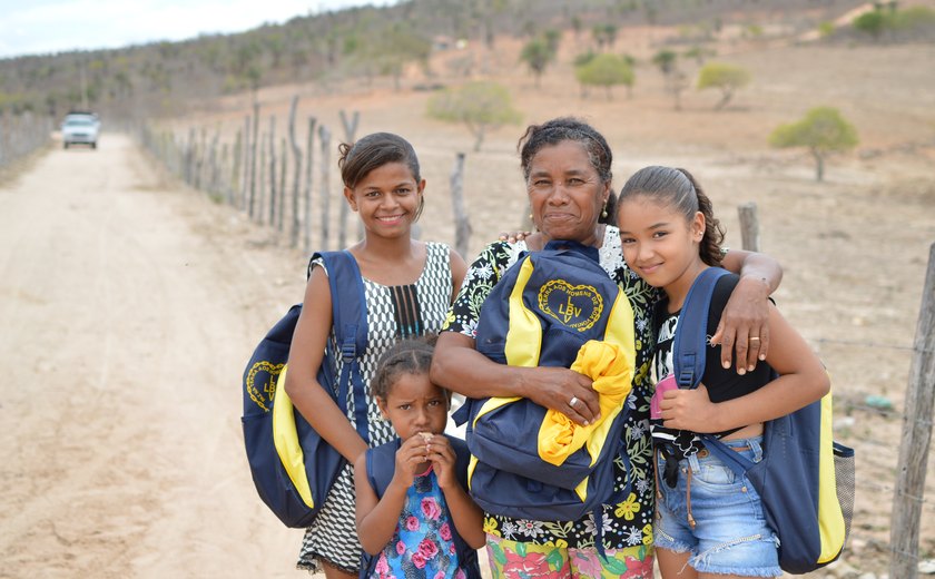 LBV apoia famílias do Sertão e de Maceió com material escolar