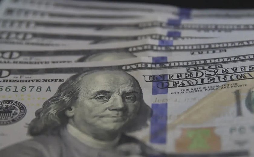 Dólar fecha 2024 em queda nesta segunda-feira, mas acumula alta de 27,5% no ano