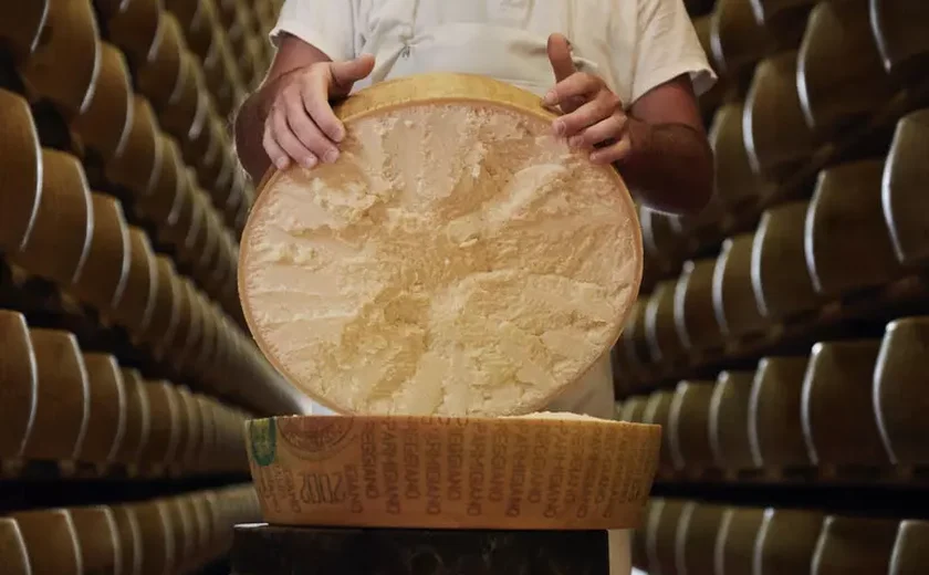 Parmigiano reggiano é aberto na Itália após 27 anos de maturação