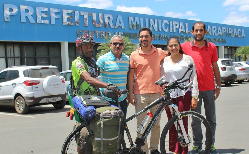 Ciclista que já percorreu mais de 20 países visita a Prefeitura de Arapiraca