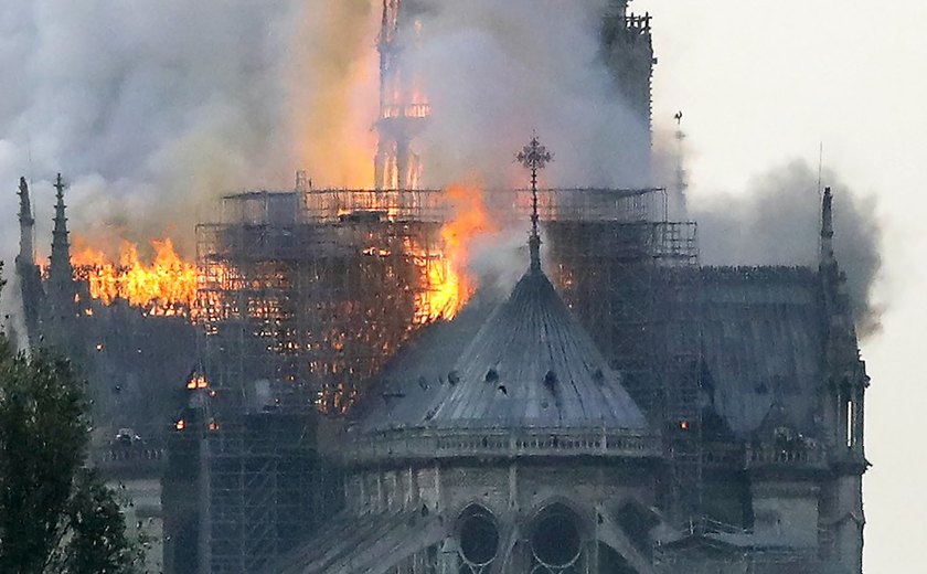 Bombeiros dizem que conseguiram impedir colapso total da Catedral de Notre-Dame