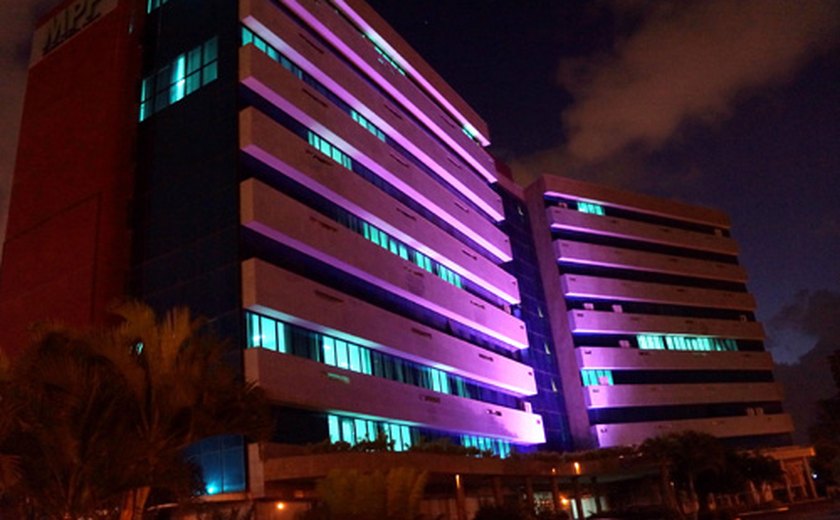 MPF/AL ilumina fachada em apoio à campanha Outubro Rosa