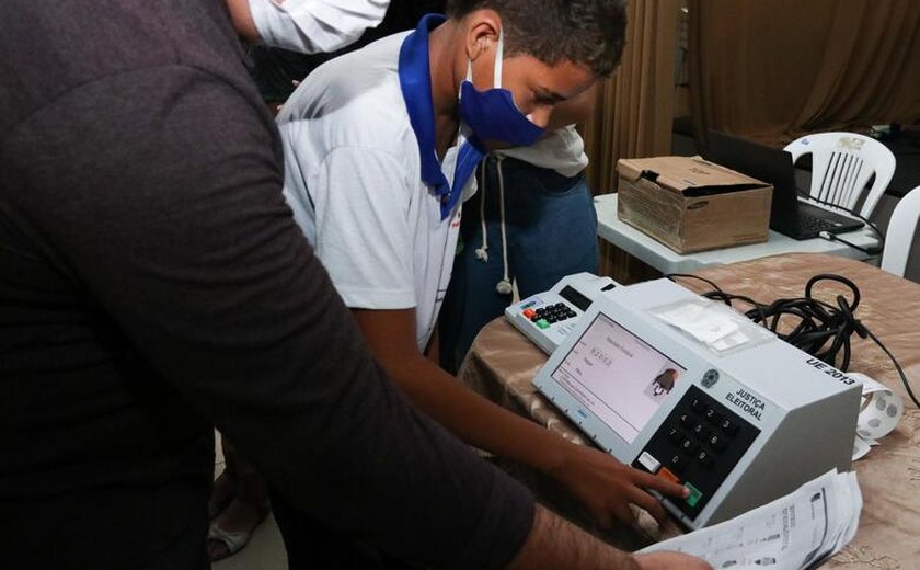 Parceria entre Educação e Tribunal Regional Eleitoral conscientiza jovens sobre a importância do voto