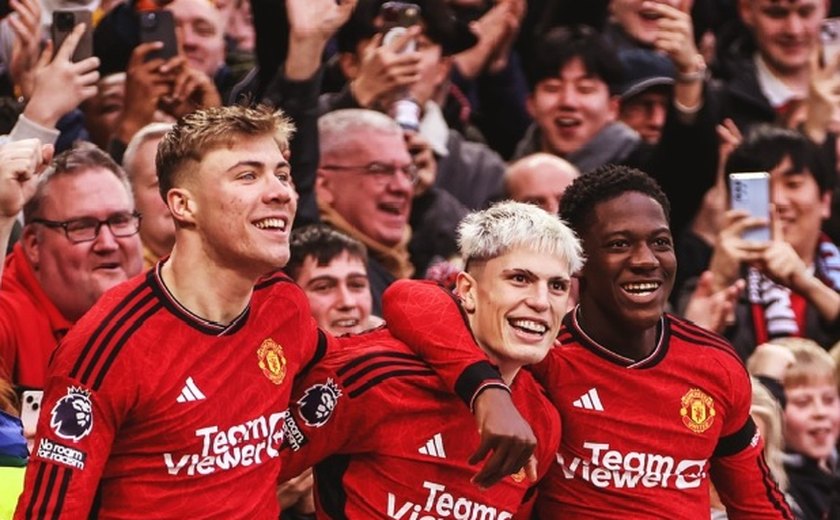Manchester United anuncia 'barca' e oficializa saídas de Varane e Martial