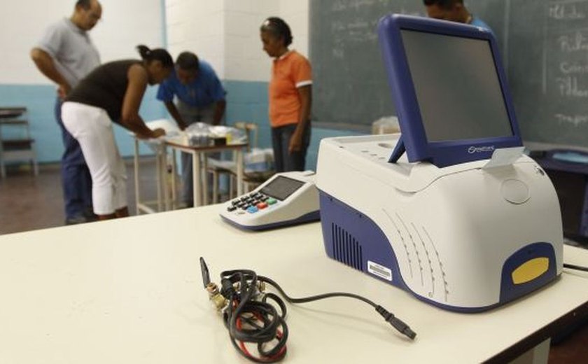 Com oposição rachada, Venezuela realiza eleição legislativa e regional