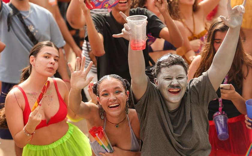 Em Brasília, foliões fazem maratona para curtir último dia do carnaval