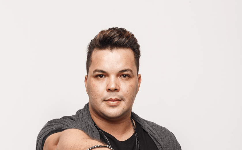 Cantor Diego Faria volta em grande estilo ao Brasil