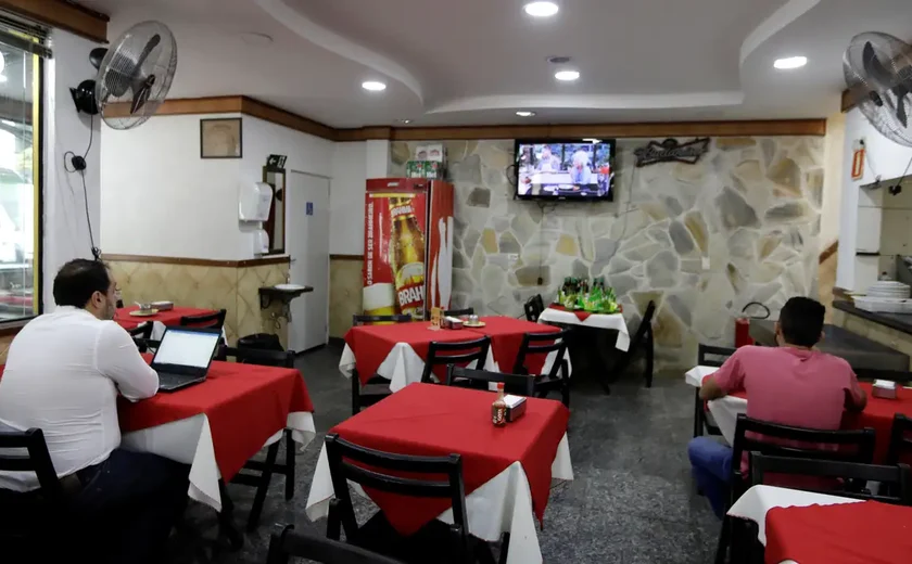 Empresas de comida rápida não têm cartaz do protocolo Não se Cale