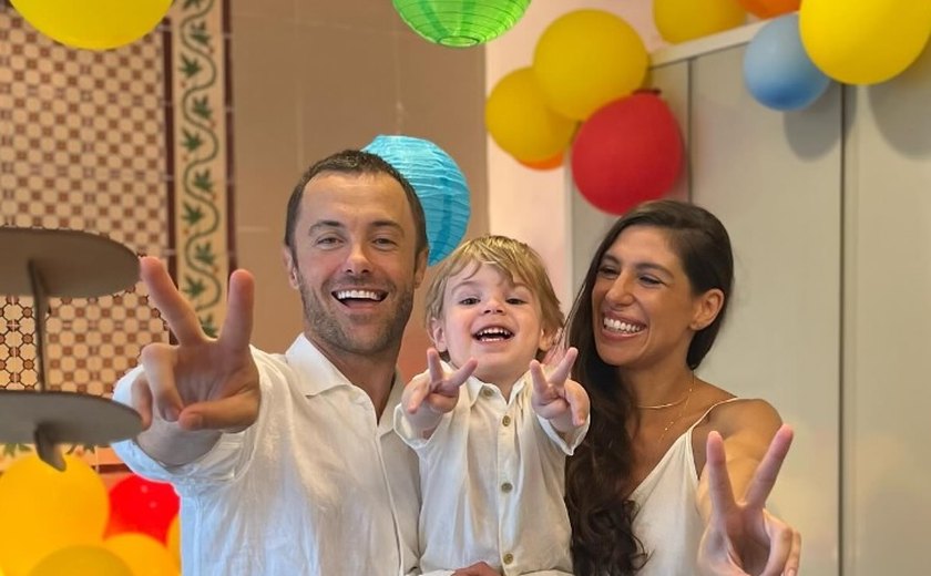 Kayky Brito comemora aniversário de dois anos do filho ao lado da mulher