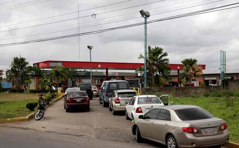 Falta de gasolina causa longas filas na Venezuela