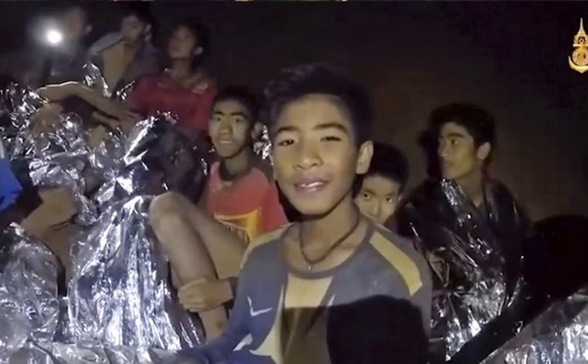 Técnico confinado com meninos em caverna na Tailândia fica preso em telhado após 'inundações repentinas'