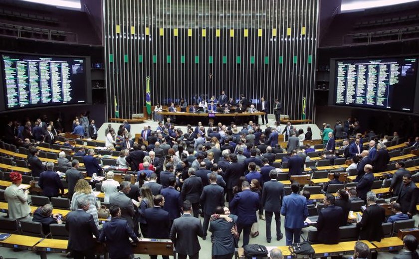 Deputados exibem bandeira de Trump em homenagem a Bolsonaro e são demovidos por líder