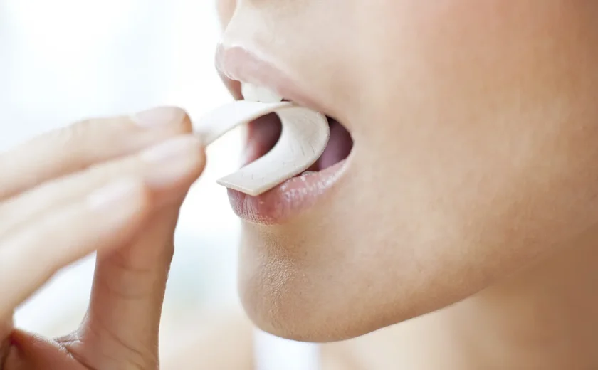 Dentista alerta: mascar chiclete por muito tempo pode fazer mal