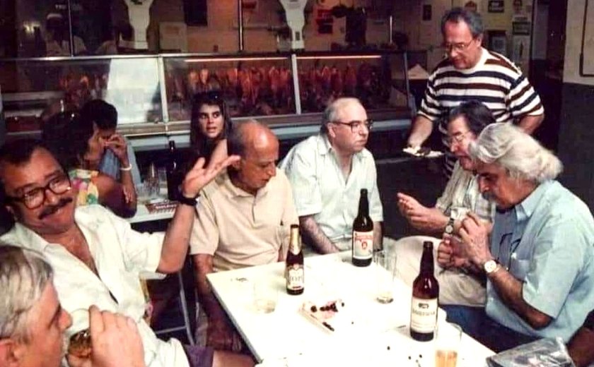 Filha de Hugo Carvana explica foto que viralizou, com o pai, Tom Jobim e João Ubaldo, na Cobal do Leblon