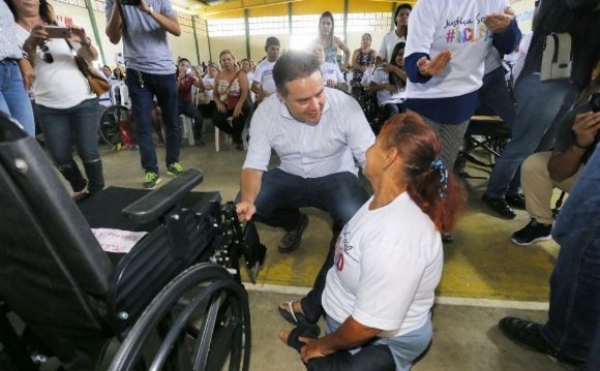 Governo do Estado entrega 80 cadeiras de rodas em Santana do Ipanema