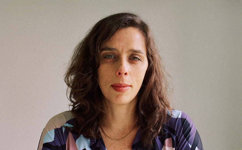 Filha de Nara Leão, Isabel Diegues fala sobre como foi assistir à Zezé Polessa interpretar sua mãe no teatro