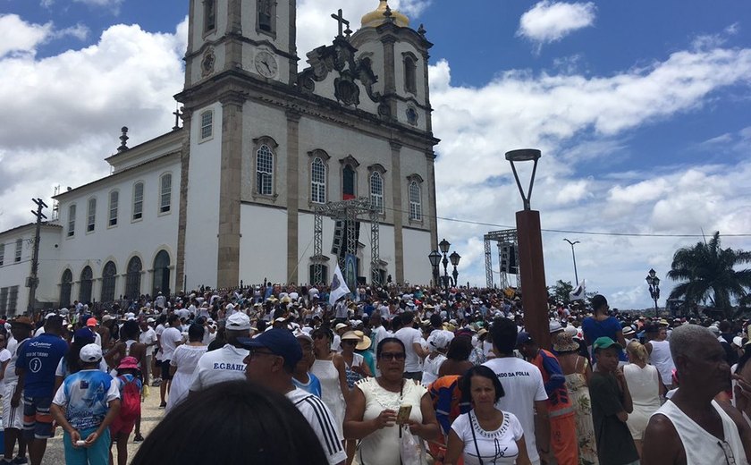 Fiéis pedem paz durante a Lavagem do Bonfim em Salvador
