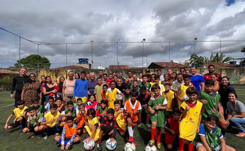 Escolinha de futebol oferta aulas de graça, em Maceió