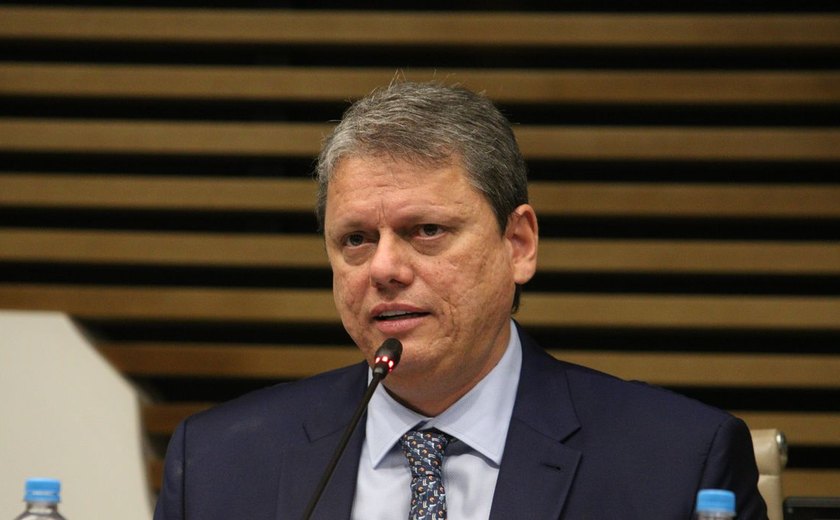 Tarcísio sanciona lei que cria escolas cívico-militares em SP