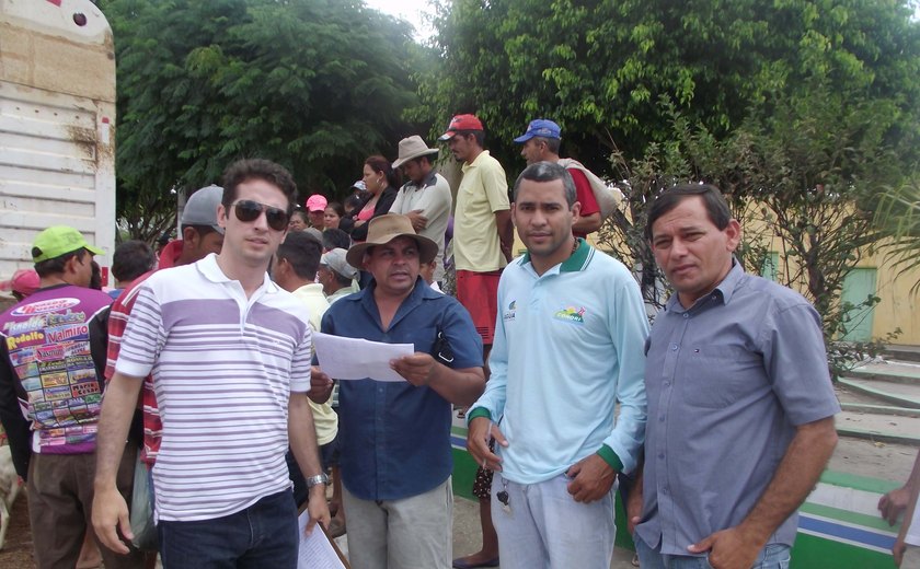 Santana: Secretário de Agricultura acompanha entrega de Caprinos e Ovinos