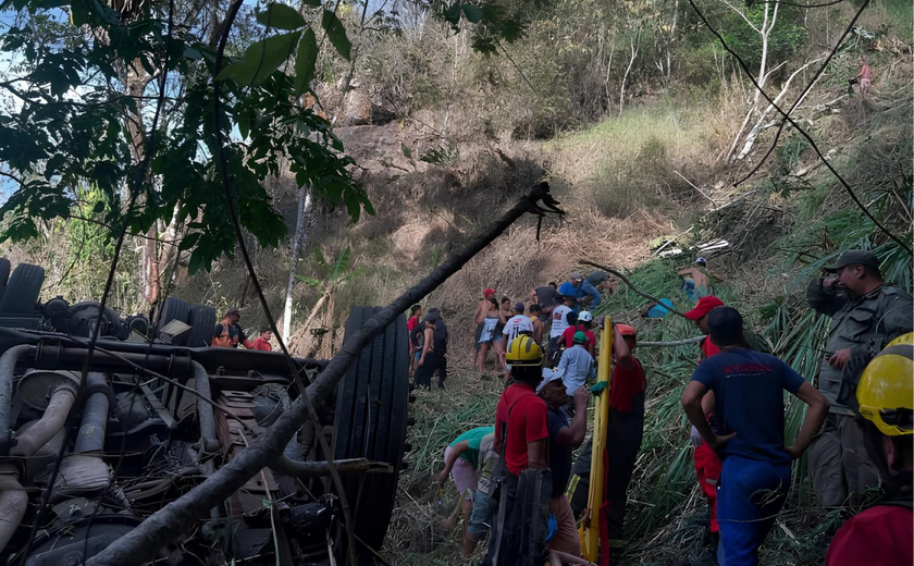 Corpo de Bombeiros retoma buscas em acidente com ônibus na Serra de Barriga
