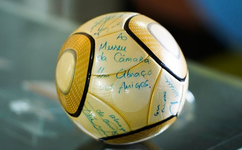 Moraes vota por condenar acusado de furtar bola autografada por Neymar