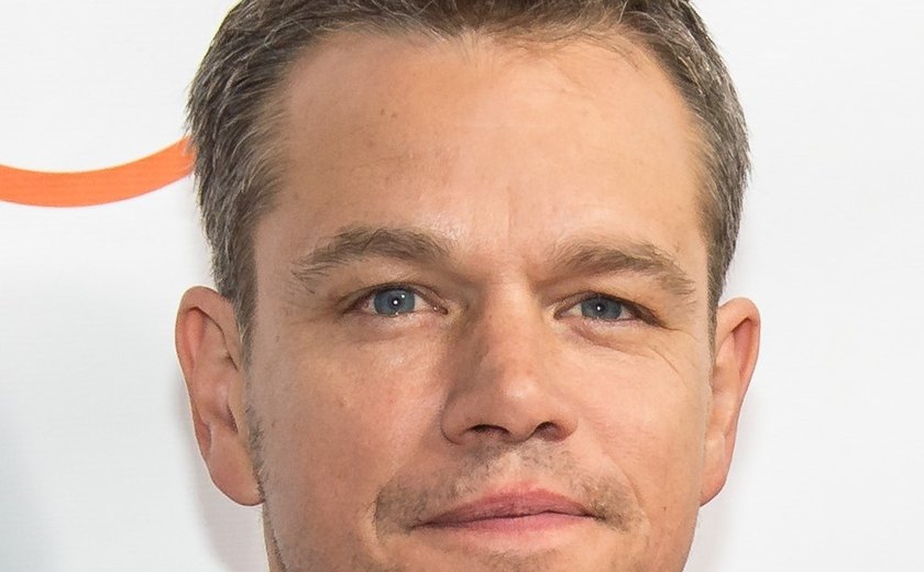 Matt Damon faz rara aparição com esposa brasileira e quatro filhas em lançamento de filme
