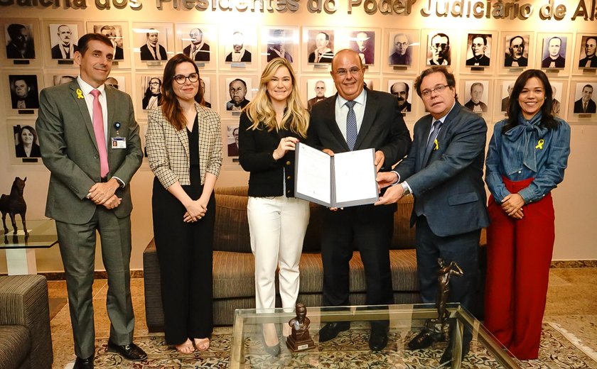 Setur firma termo de cooperação para inserir mulheres vítimas de violência no Programa Escola do Turismo