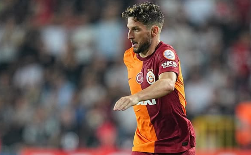Ídolo do Napoli, Dries Mertens anuncia aposentadoria