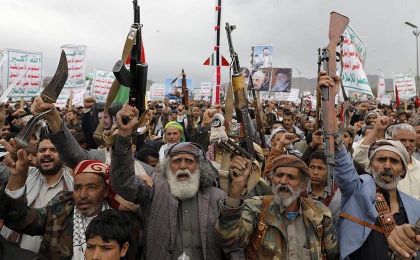 Houthis afirmam ter atacado alvo militar perto de Tel Aviv 'agindo no interesse dos EUA e de Israel'