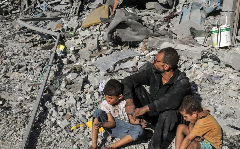 Guerra em Gaza: Sarna e piolho se espalham entre crianças devido às más condições de higiene em campos de deslocados