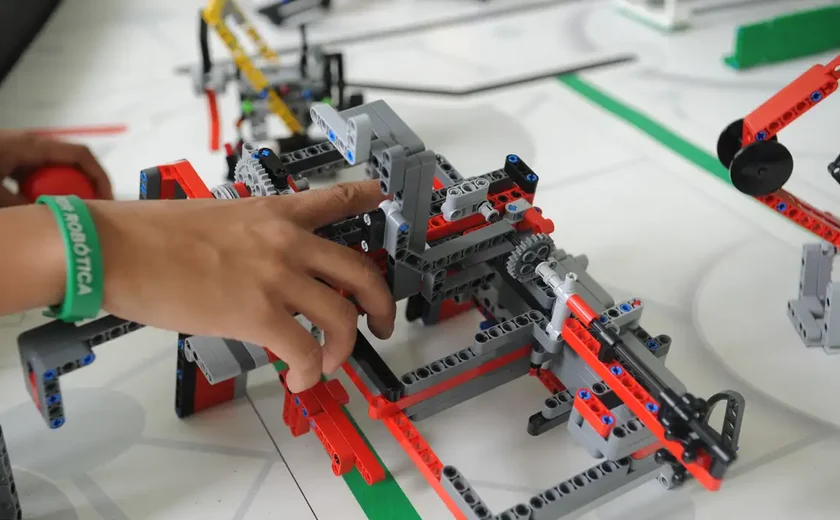 Jovens brasileiros vão a competição internacional de robótica espacial