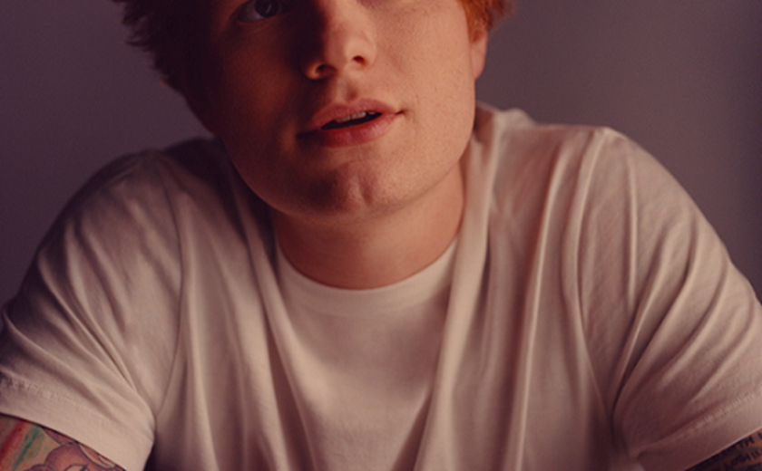 Ed Sheeran festeja 10 anos no topo e lança single
