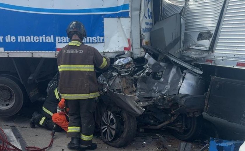 Bombeiros resgatam vítimas de grave colisão na BR-101, em Joaquim Gomes